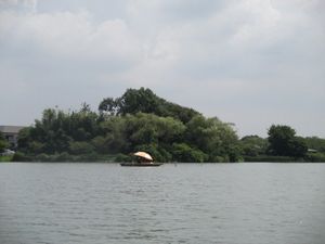 穏やかな湖面で昼寝をする釣舟